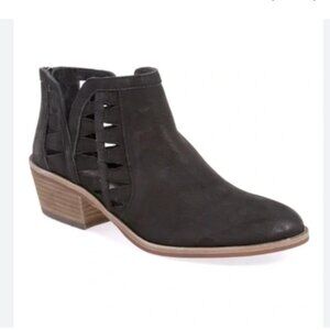Vince camuto black tumble buff goat heels Size 9.5 Used